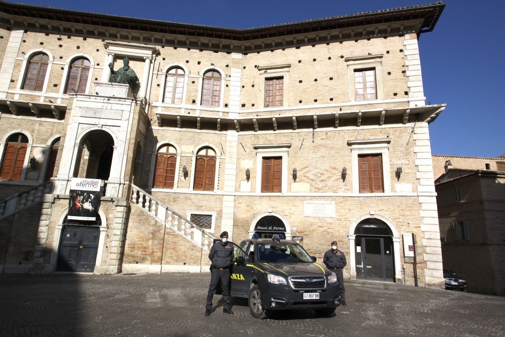 Guardia di Finanza di Fermo in campo contro il coronavirus.