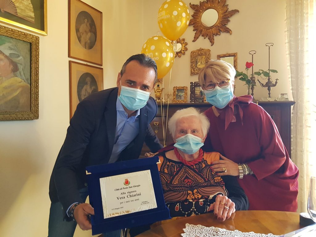 Festa per i 100 anni di Vera Chiarini. Il sindaco Loira le dona una targa ricordo