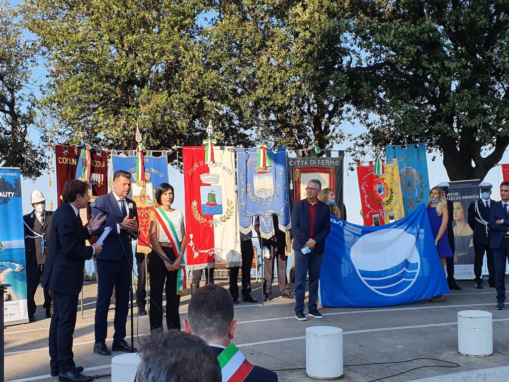 A Sirolo e Numana consegnate le 15 bandiere blu delle Marche