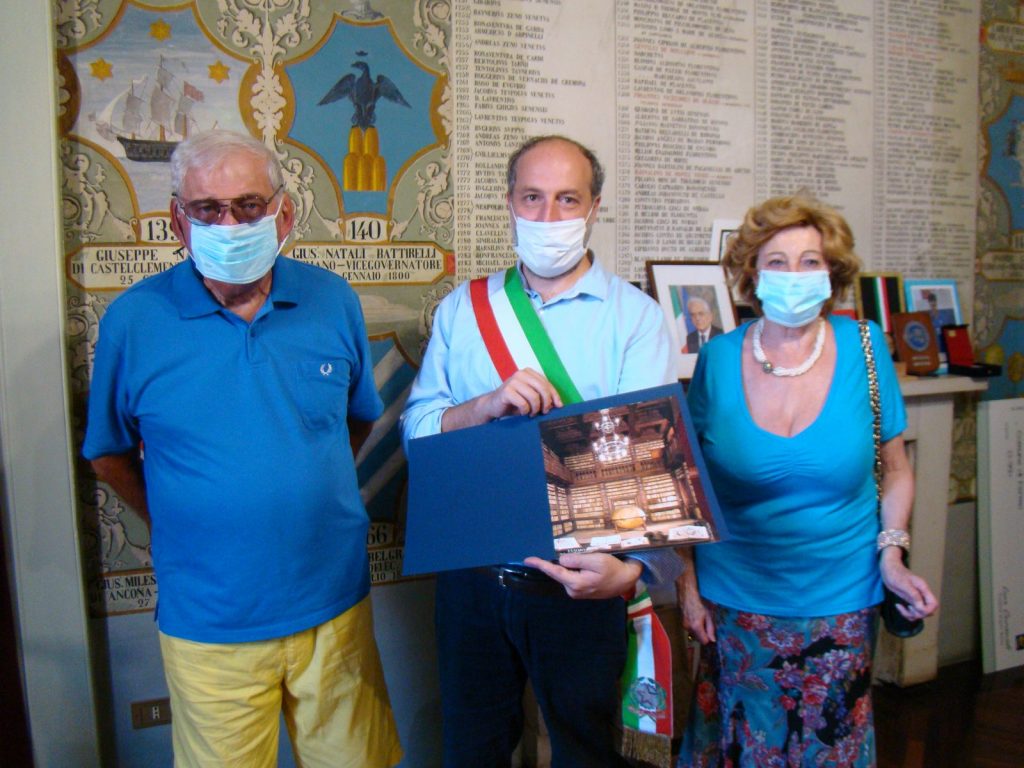 Fermo, conferita oggi la cittadinanza onoraria a turista della città da più di 30 anni