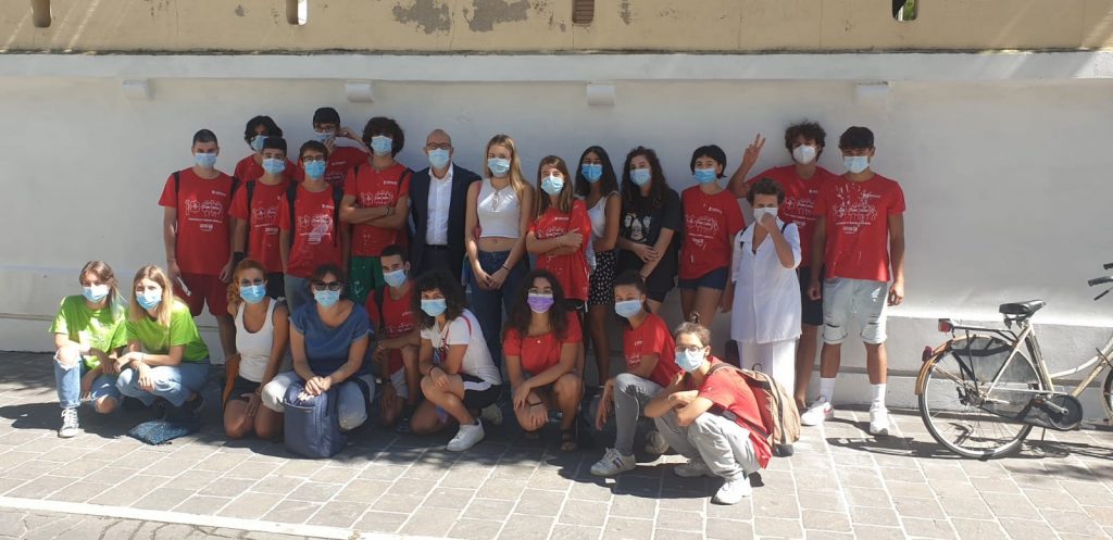 Porto San Giorgio, muro e sottopasso pedonale di viale Cavallotti puliti dai giovanissimi