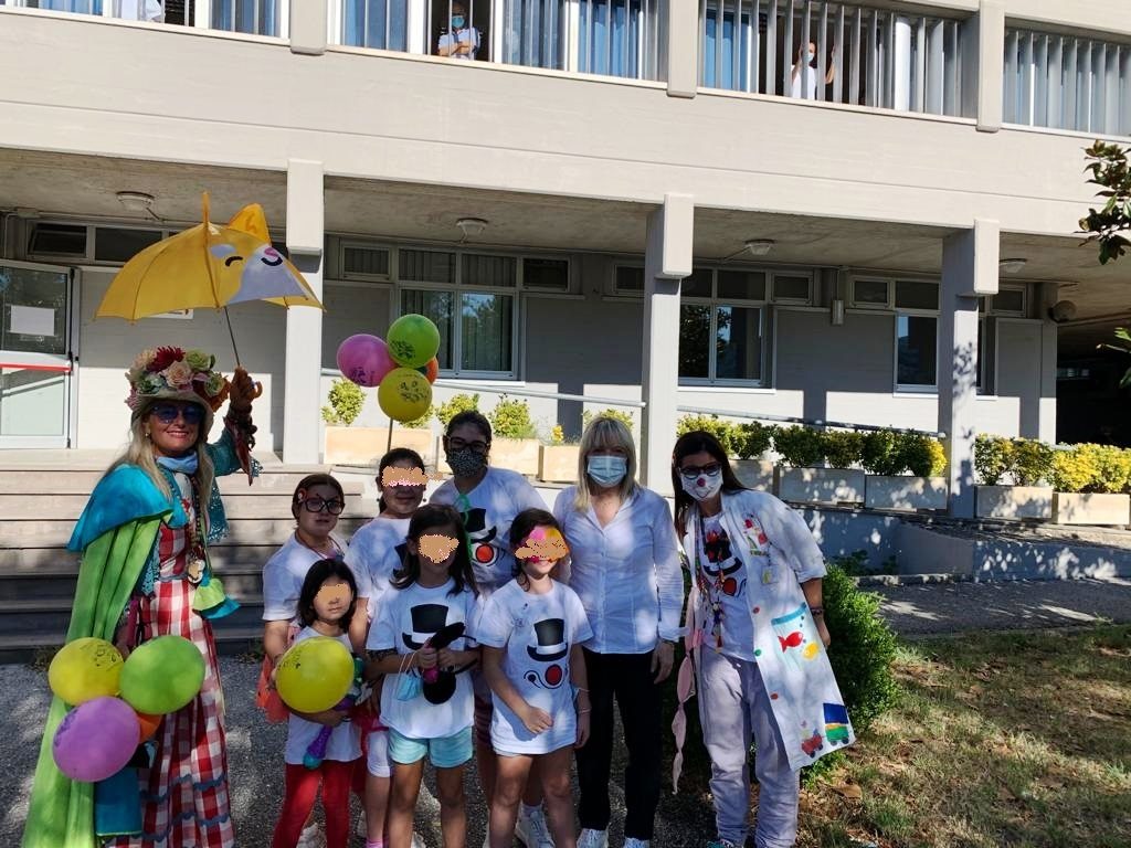 Il taxi di Zia Caterina e i clown dottori animano il pomeriggio per ospiti dell’Hospice