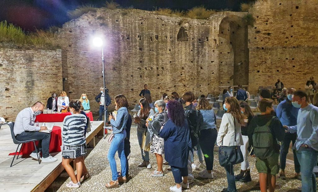 Rocca Tiepolo gremita per il prof-scrittore Galiano. L’assessore Baldassarri: “Altri incontri in autunno e inverno”