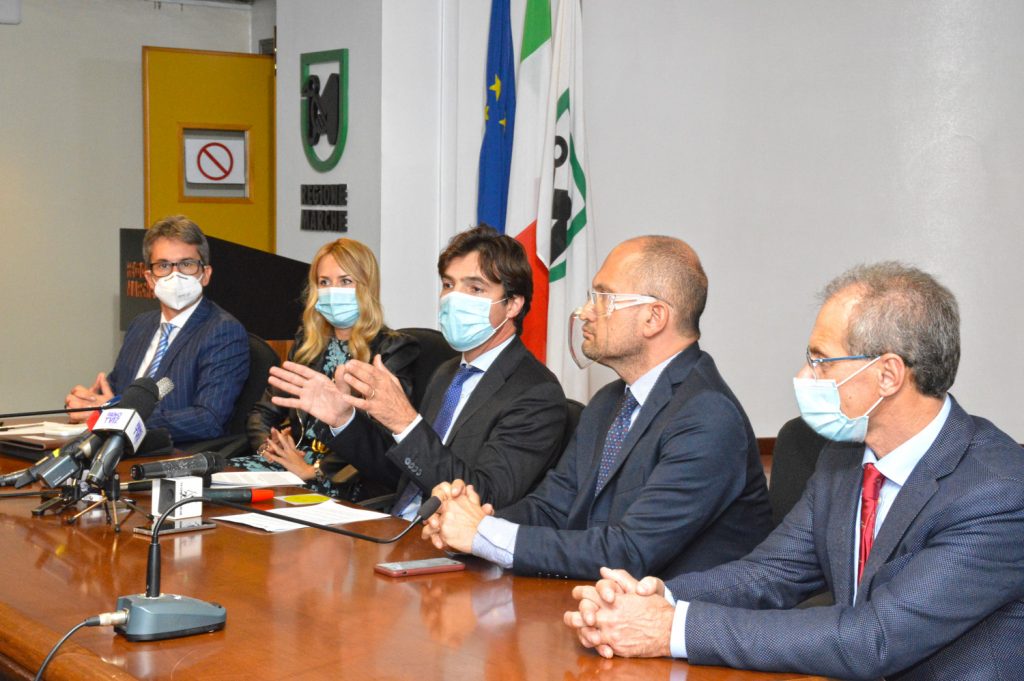 Acquaroli firma ordinanza anti-covid: trasporti, scuola, movida, azioni per evitare lockdown