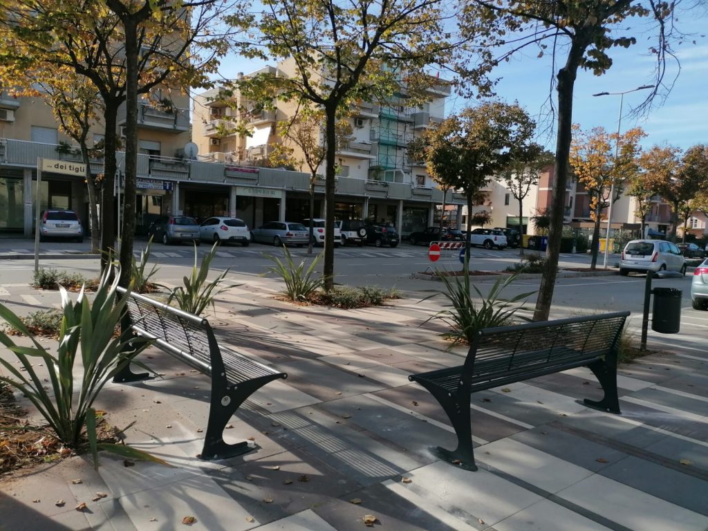Monteprandone: nuovo arredo urbano in via dei Tigli, panchine e cestini porta rifiuti