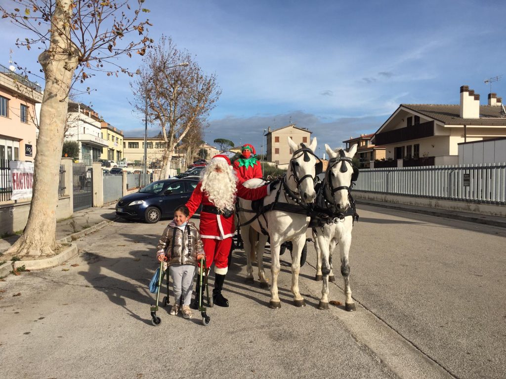 “Regali in carrozza”, Babbo Natale li consegna  in oltre 120 famiglie