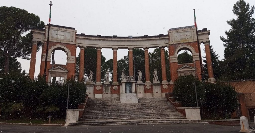 Macerata, sistemazione dei cespugli del Monumento ai Caduti: lunedì i lavori