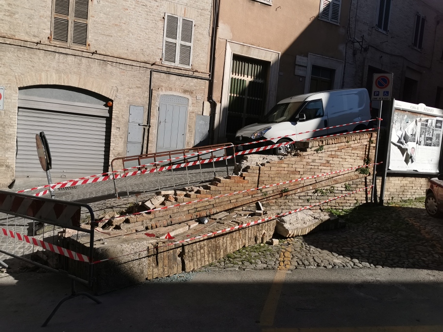 Via Ognissanti, muro abbattuto da un’auto maldestra