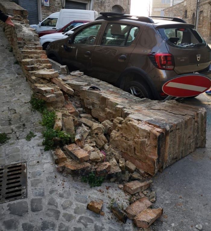 Fermo, cedimento muro via Ognissanti : individuato, grazie alle telecamere, il responsabile