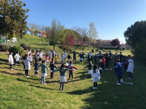 Giornata della Terra: i bambini delle scuole in cerchio al parco Salvanello