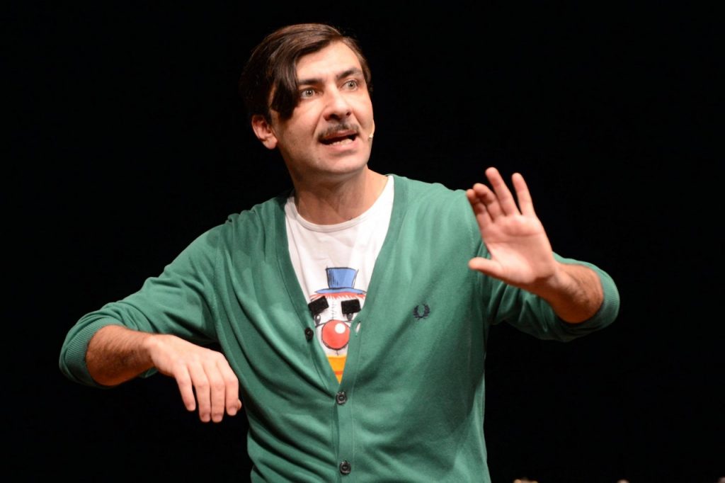 “DIALOGHI FORMATIVI”, online l’incontro col comico Piero Massimo Macchini sul tema “L’UMORISMO CHE CURA”