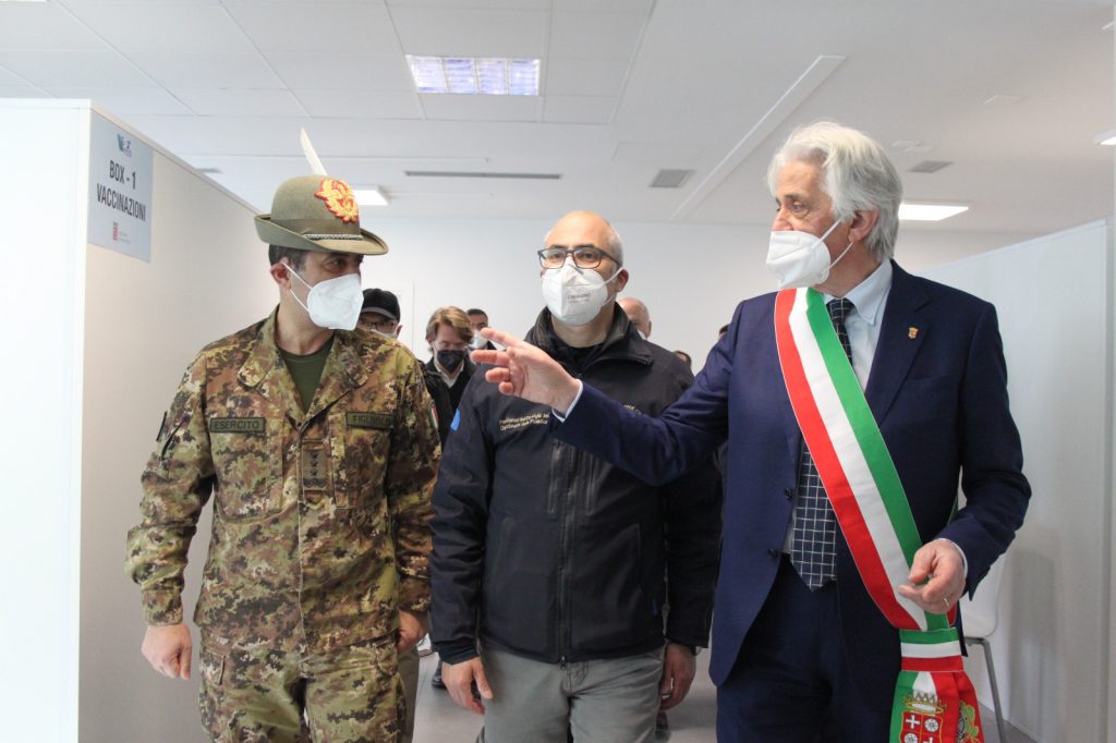 Il generale Figliuolo e l’ingegnere Curcio all’apertura del polo vaccinale di Piediripa