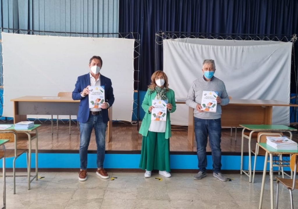 Consegnati agli studenti dell’Omnicomprensivo di Amandola i quaderni sulle tematiche ambientali della Provincia di Fermo
