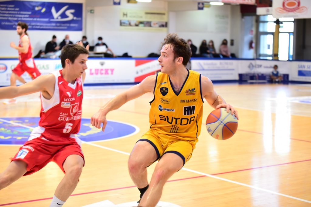 La Sutor Basket batte la Guerriero Padova per 95-71, stagione al penultimo posto. Ora deve conoscere l’avversario dei playout.
