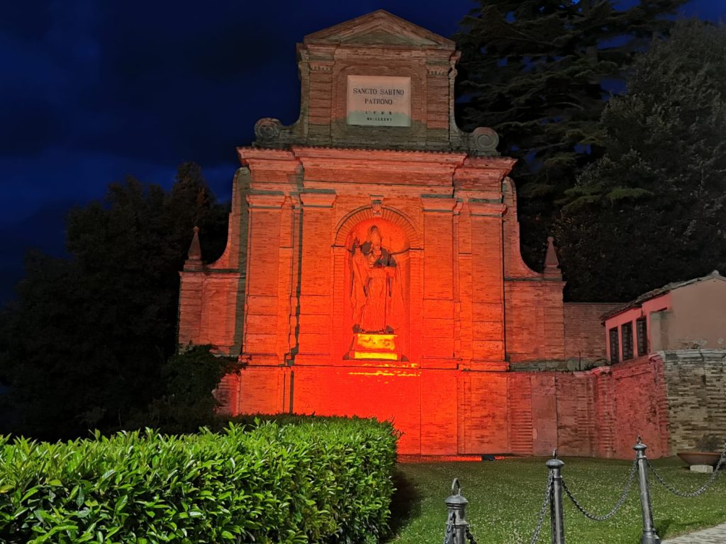 Fermo, la Croce Rossa illumina la statua di San Savino