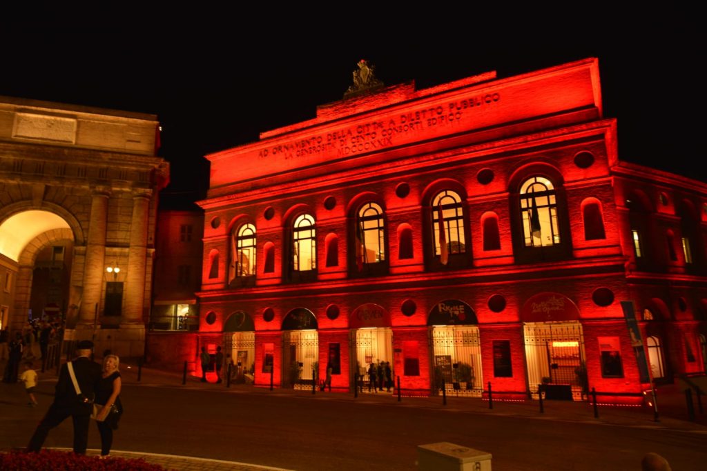 Macerata: Lo Sferisterio in “rosso” per ricordare le ostetriche