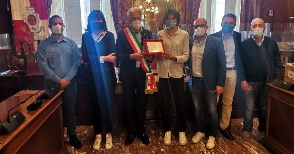 Macerata: Consegna targa MacerataPiù a Eleonora Vandi