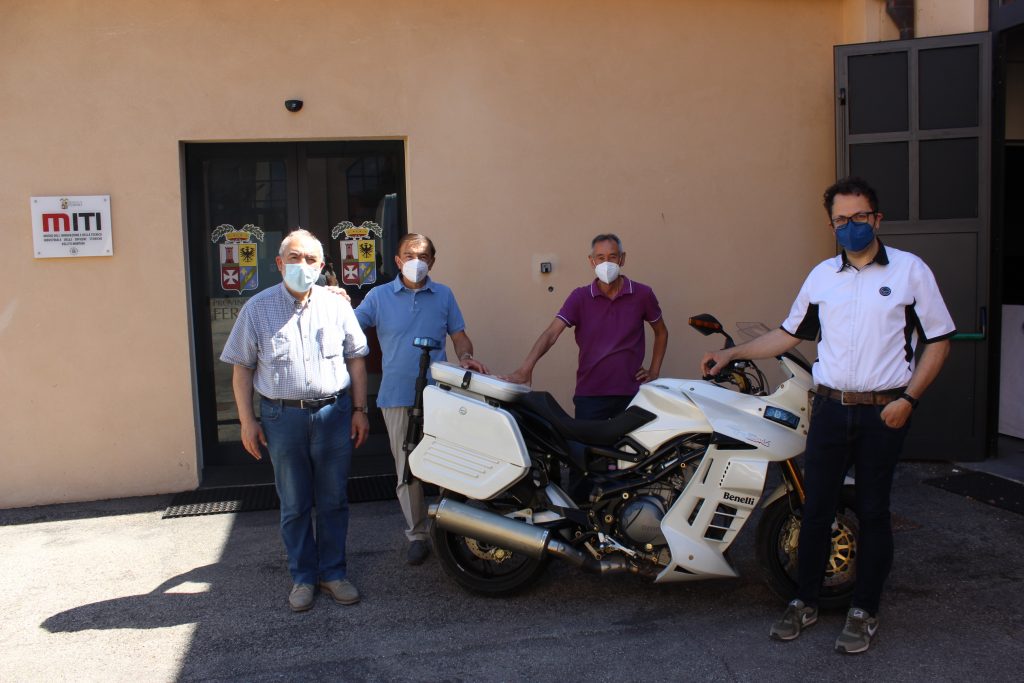 Consegna motocicletta Benelli al Direttore del MITI
