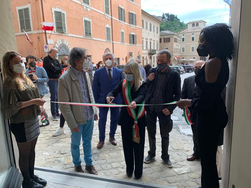 Mostra: “Come funamboli sul filo sospesi” a San Severino Marche