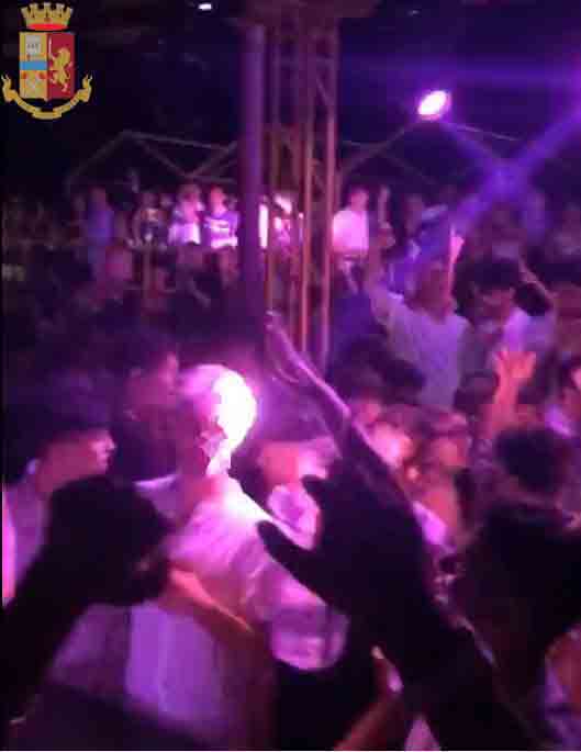 In centinaia ballano senza mascherina, la Polizia li scopre dai social