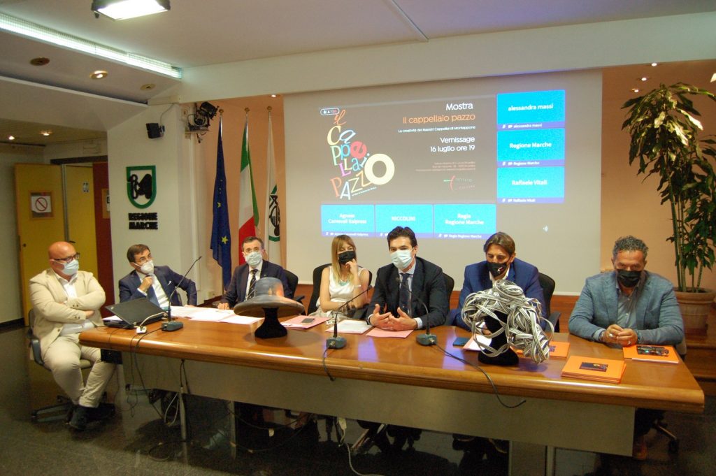 “Il Cappellaio pazzo” di Montappone debutta a Bruxelles, Acquaroli: “Eccellenza regionale”