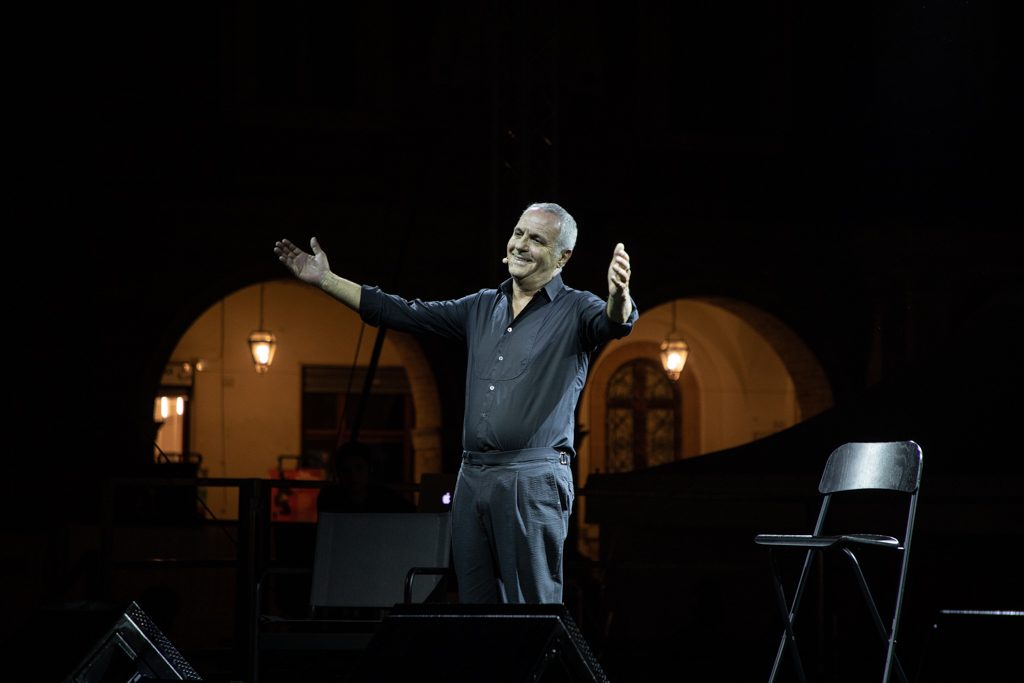 San Severino: Panariello travolge il pubblico con la sua comicità