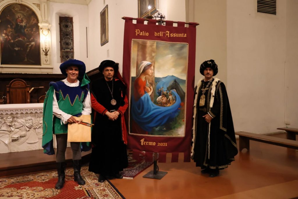 Palio di Fermo 2021: il drappo dipinto da Berdini arrivato Santa Caterina.