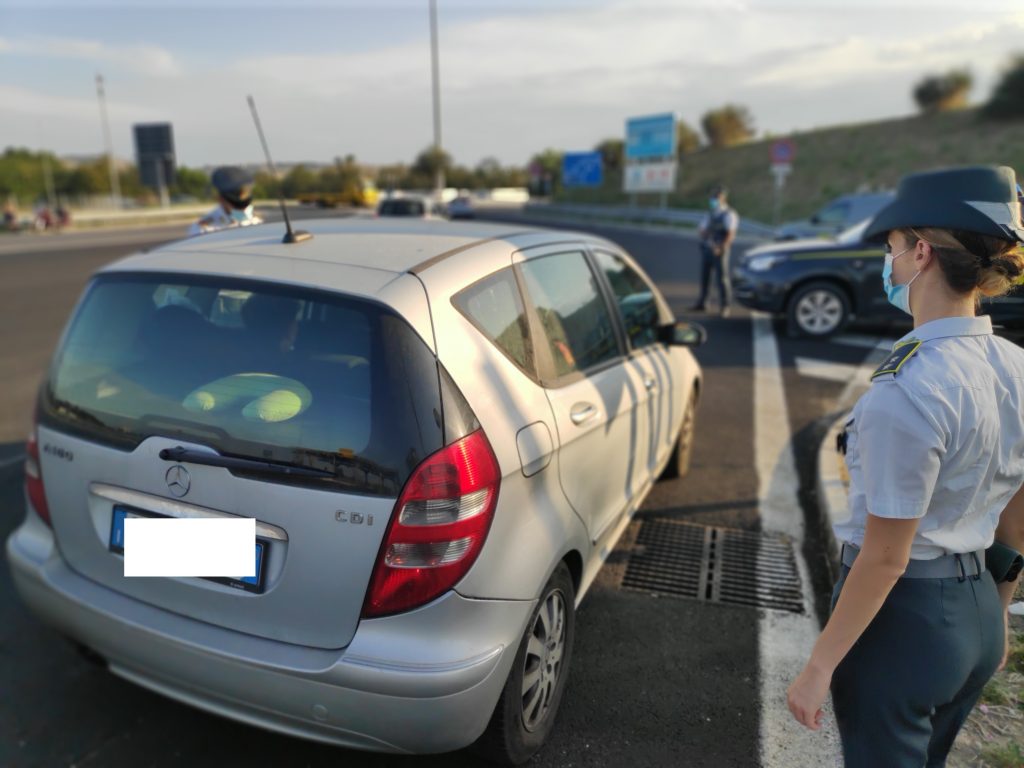 Controlli della Guardia di Finanza su droga e commercio abusivo