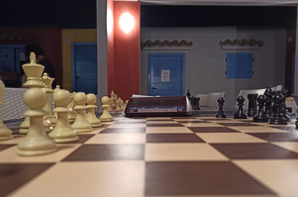 Successo per scacchi randagi tenuta allo chalet Il Grillo a Lido di Fermo