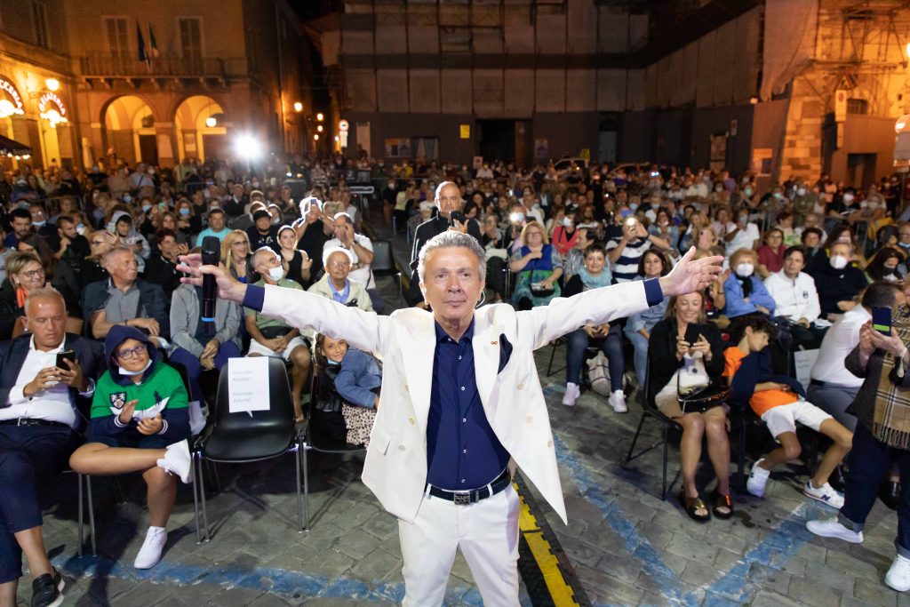 Pupo in concerto entusiasma a Civitanova Alta