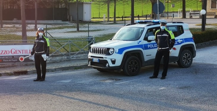 Lavori elettrificazione linea ferroviaria Civitanova-Albacina Ordinanza dei vigili limita il transito in prossimità del passaggio a livello