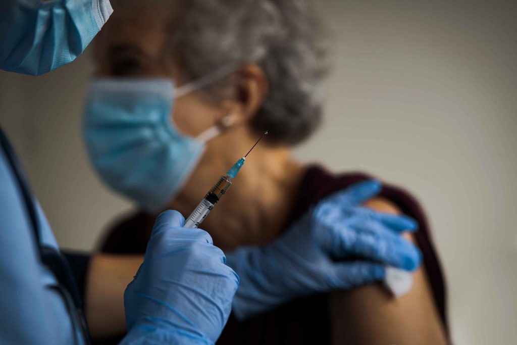 Il vaccino raddoppia: da oggi anche l’anti-influenzale nei centri Covid