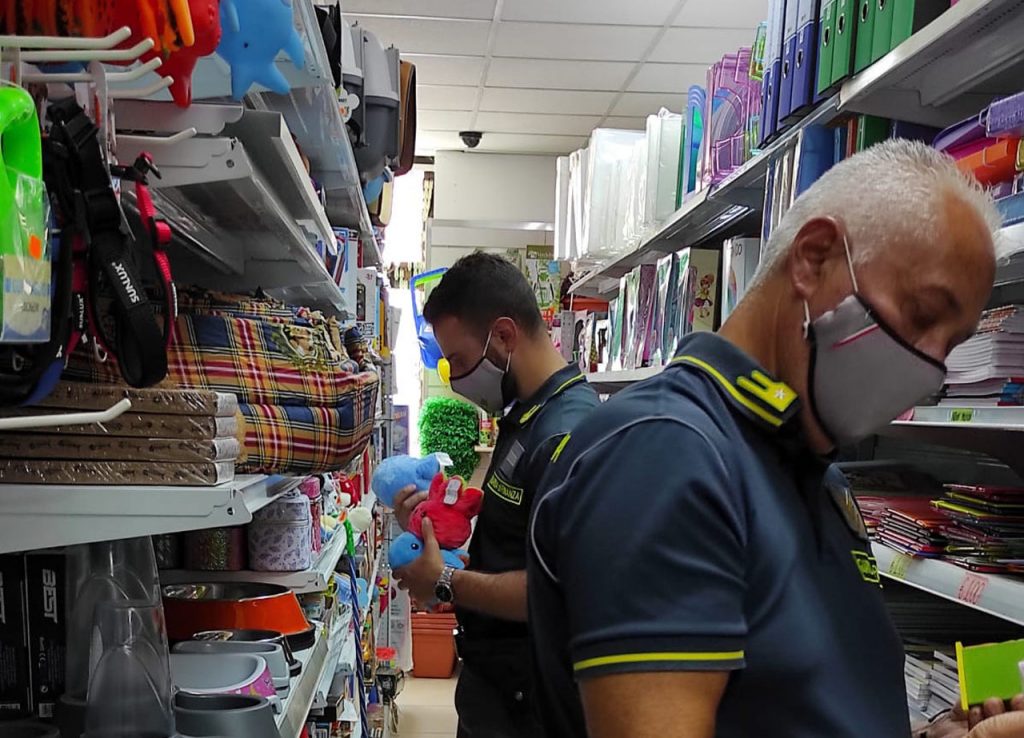 GdF Macerata: Sequestri a Civitanova di merce contraffatta, denunciati due imprenditori