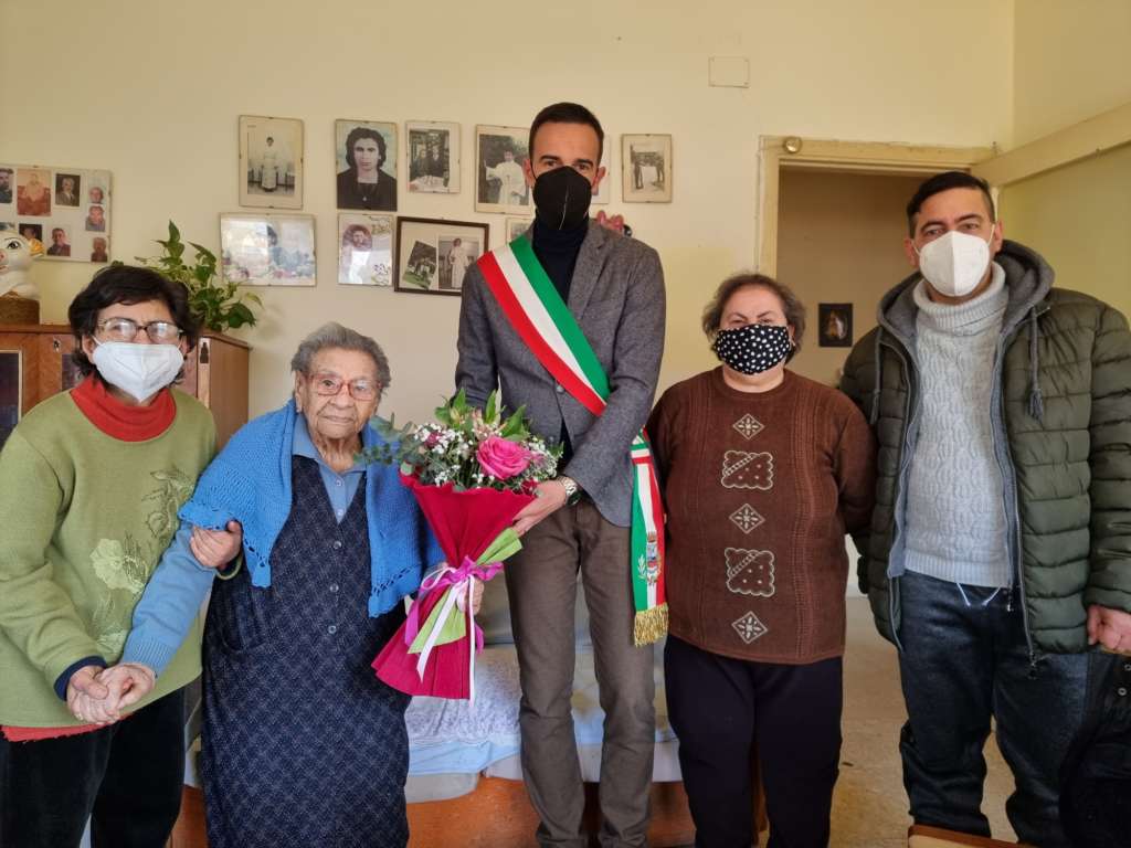 Porto Sant’Elpidio, il sindaco festeggia la centenaria Domenica Quadruccio