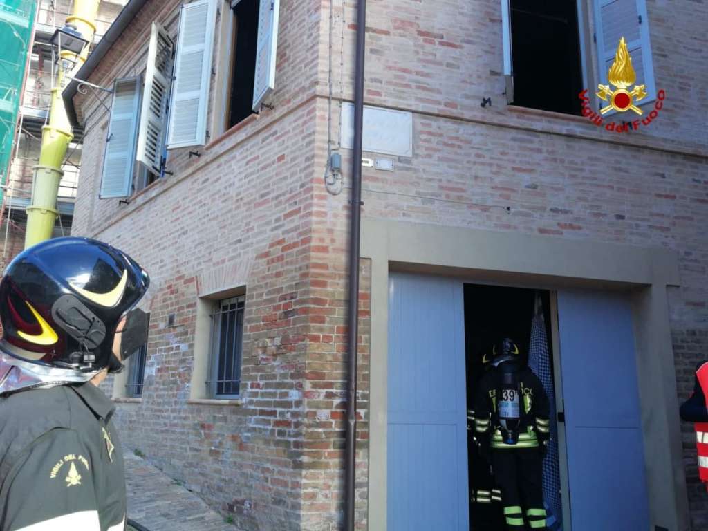 Fermo, incendio in abitazione: muore un uomo di 57 anni