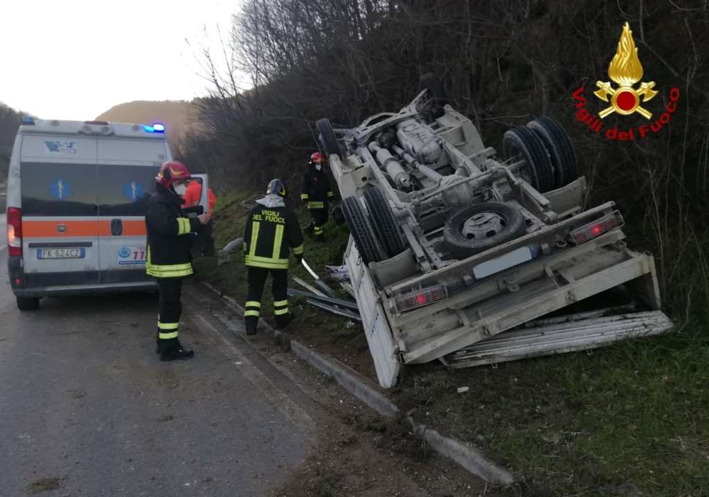 San Severino Marche, incidente stradale: furgone si ribalta lungo la carreggiata
