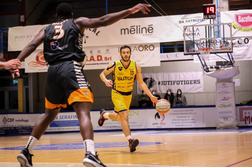 Playout Basket, Cesena passa a Montegranaro 67-92. Domenica gara 4 serve vincere per la bella