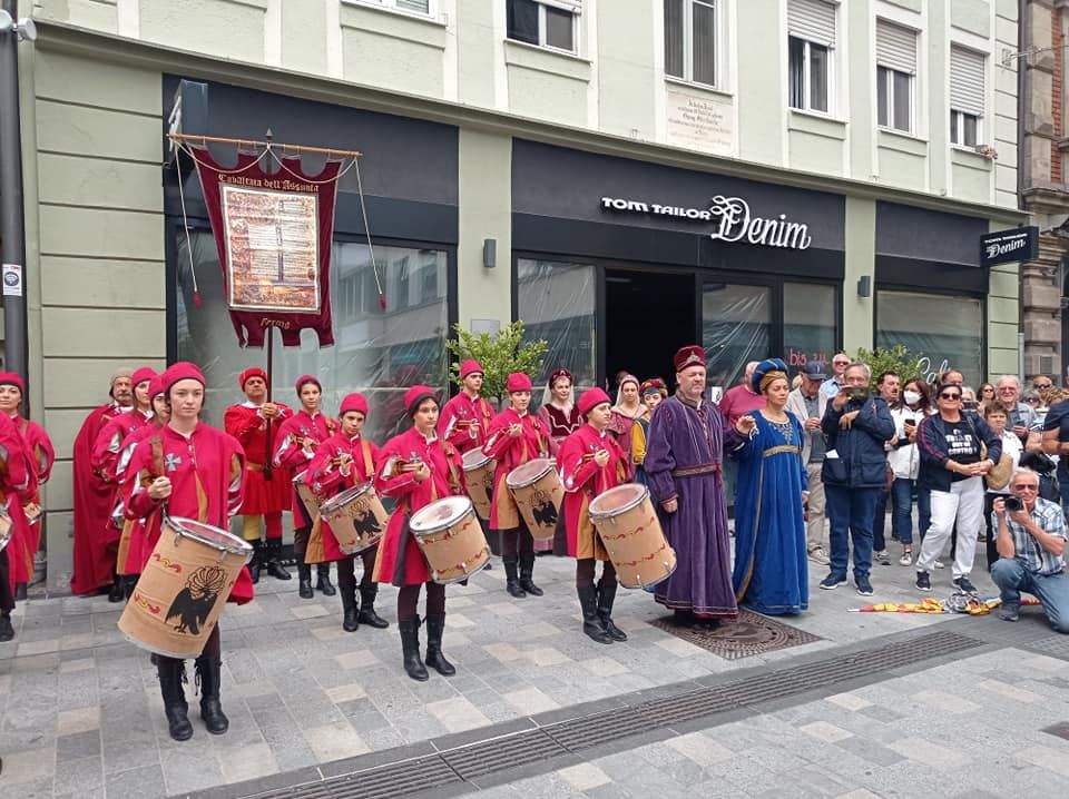 Fermo Platz, Ansbach omaggia il gemellaggio. La Cavalcata si esibisce in Germania