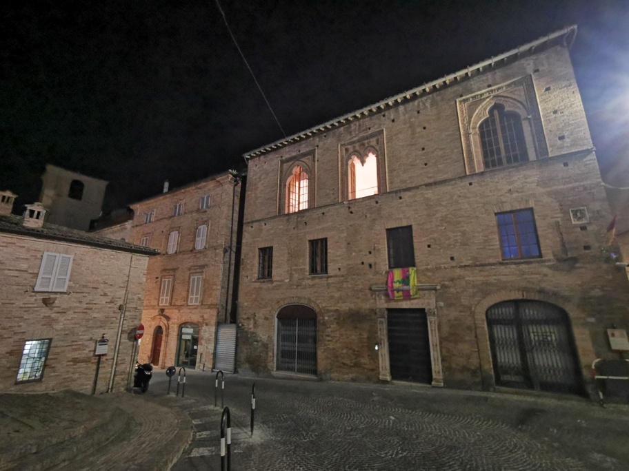 Attesa per la Cavalcata in notturna del 14 e corsa al Palio il 15 agosto. Palazzo Fogliani rivive con i nobili e commento di Fm TV