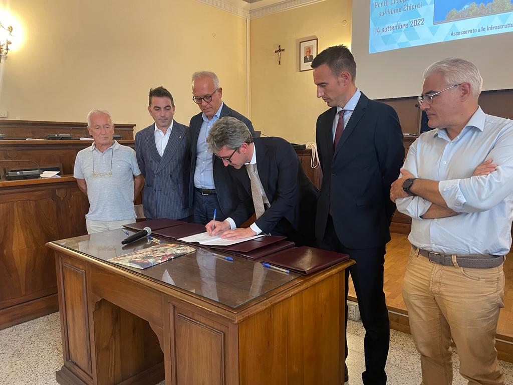 Ponte ciclabile sul Chienti, firmato l’accordo di programma. Regione Marche stanzia 4 milioni