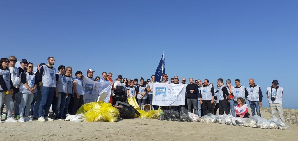 Tra Lido Tre Archi e Casabianca per la pulizia della spiaggia: coinvolti 100 dipendenti Fendi