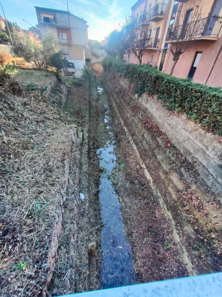 Porto San Giorgio: il comune pulisce i fossi Rio Petronilla e via Galilei