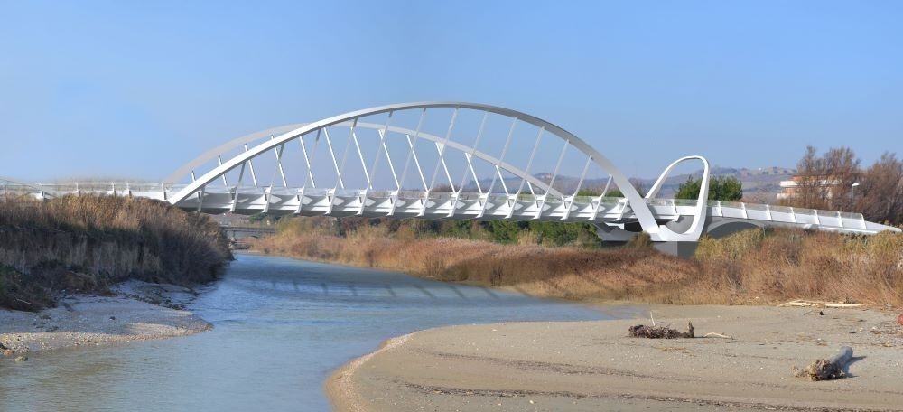 Proseguono i lavori in officina per il ponte ciclopedonale sul fiume Ete vivo