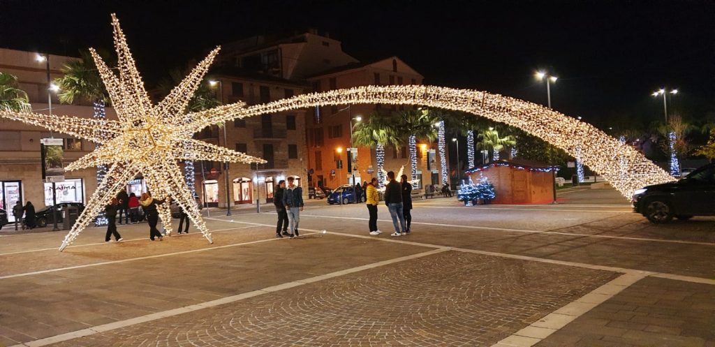 Si accende il Natale di Porto Sant’Elpidio tra musica, animazione e trampolieri luminosi