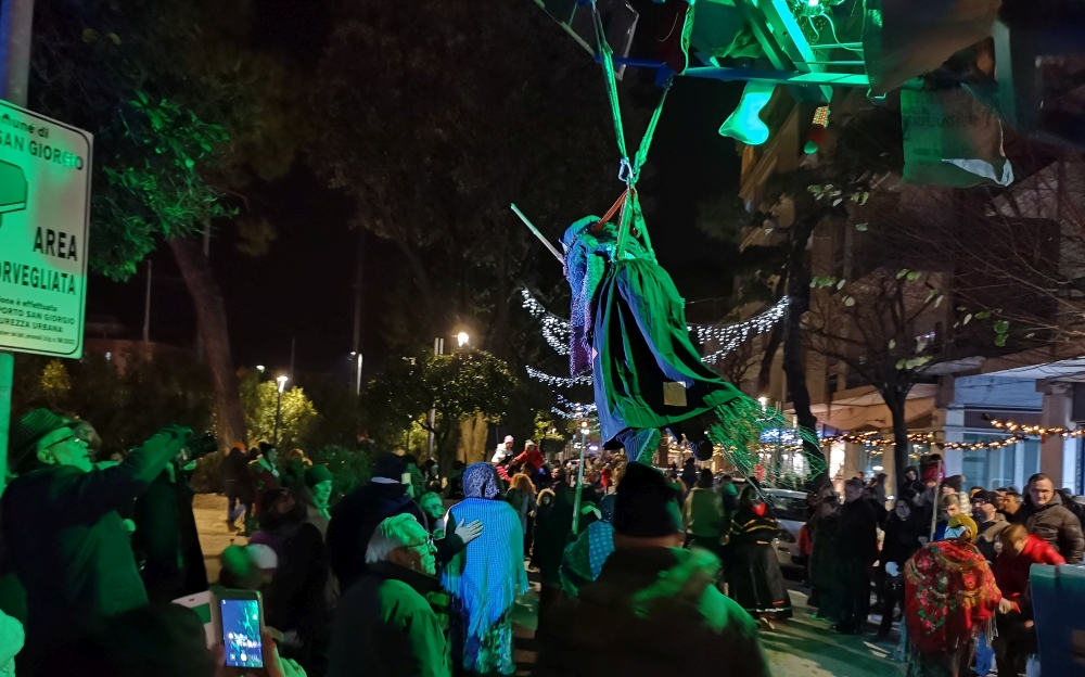 Porto San Giorgio: acrobazie per la “Festa della Befana” con lo spettacolo ”La Compagnia dei Folli”