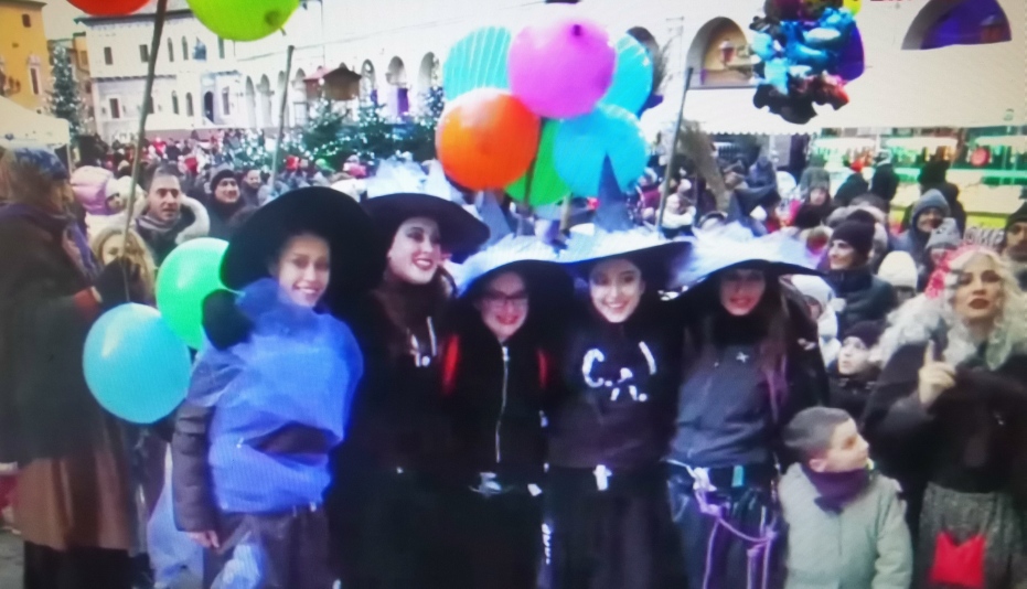 Le befane tornano a congresso in piazza a Fermo nel pomeriggio del 6 gennaio