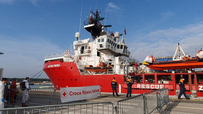 La nave Ocean Viking con a bordo 37 migranti salvati, arriverà ad Ancona il 10 gennaio