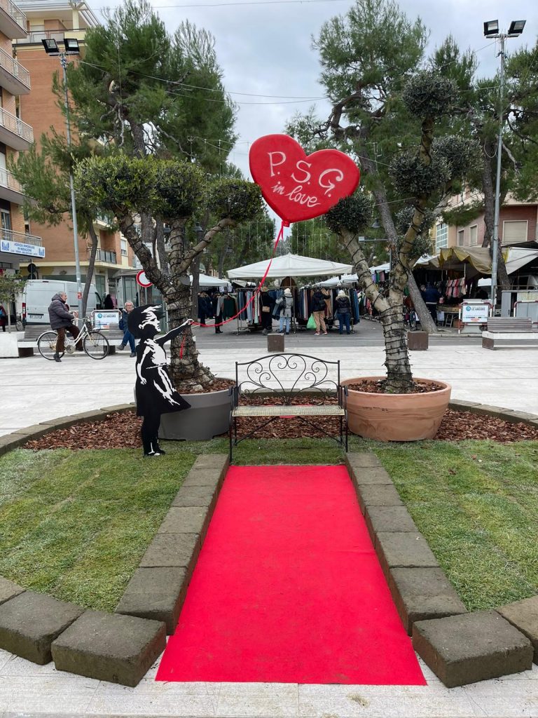 Porto San Giorgio: spunta “l’isola di San Valentino”, sorrisi e selfie in piazza Matteotti