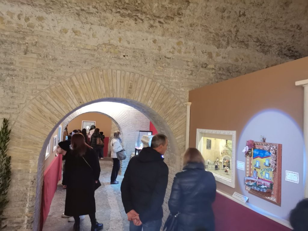 Tanti visitatori per i presepi artistici di Fermo. Attessa per la tre giorni del presepe vivente alle cisterne romane