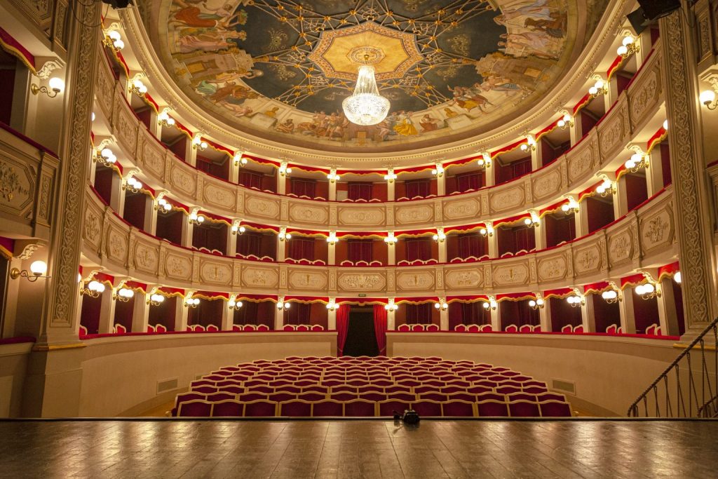 Porto San Giorgio: arie e duetti in teatro nello spettacolo “Attenti a quei due”